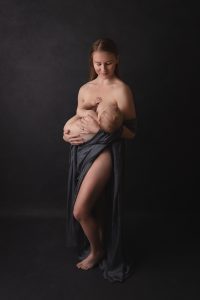 breastfeeding-baby-motherhood-photographer