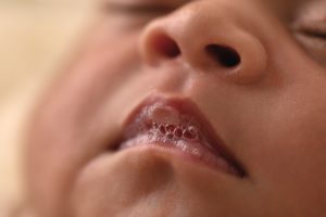 baby-bubbles-lips-details-brisbane-newborn-family-photographer
